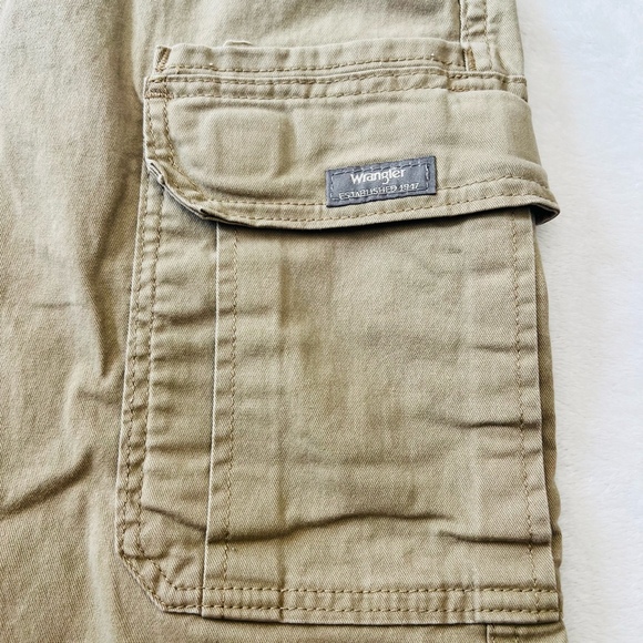 Wrangler Men’s Relaxed Fit Cargo Pants in khaki Color size W34x30L - Picture 2 of 6